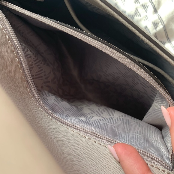 Authentic Michael Kors Purse - Picture 5 of 8